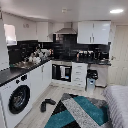 Comfy With Wi-fi And Smart Tv * Leeds (West Yorkshire)